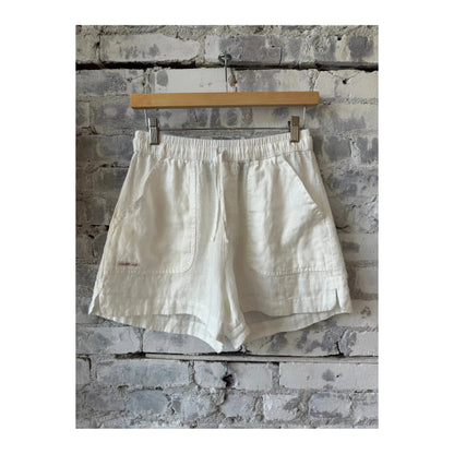 Women’s natural linen safari shorts by Amundsen, lightweight and breathable with a relaxed fit, perfect for warm weather.