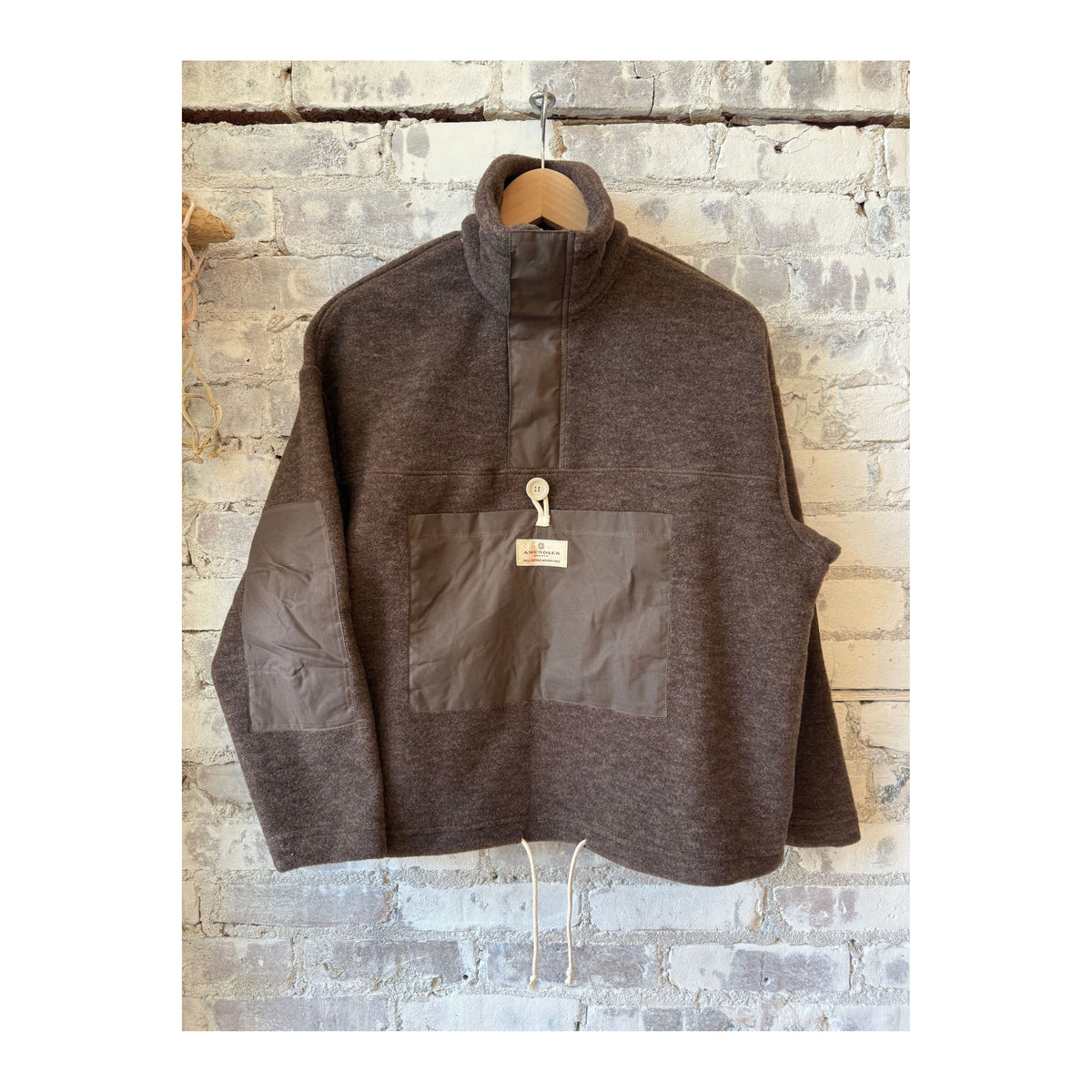 Women's Amundsen V-Bond Waxed Fleece in cowboy brown, showcasing the fleece material and stylish V-neck design.