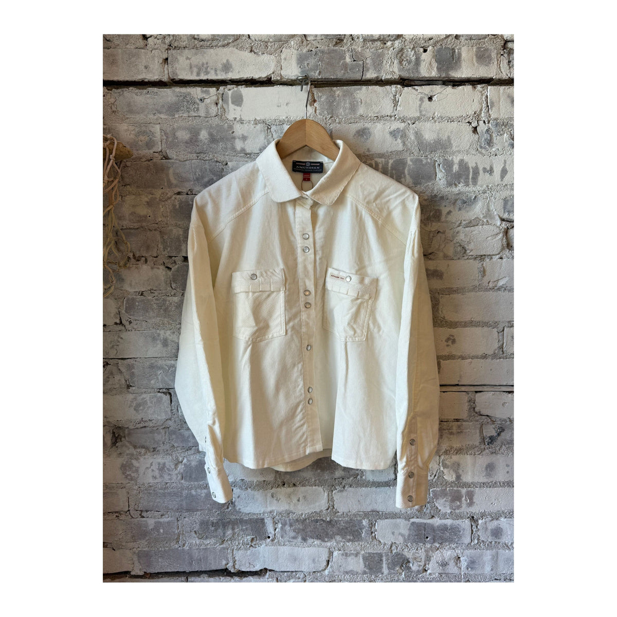 Women's white Wild Velvet shirt by Amundsen, featuring soft velvet fabric and a stylish, relaxed fit.