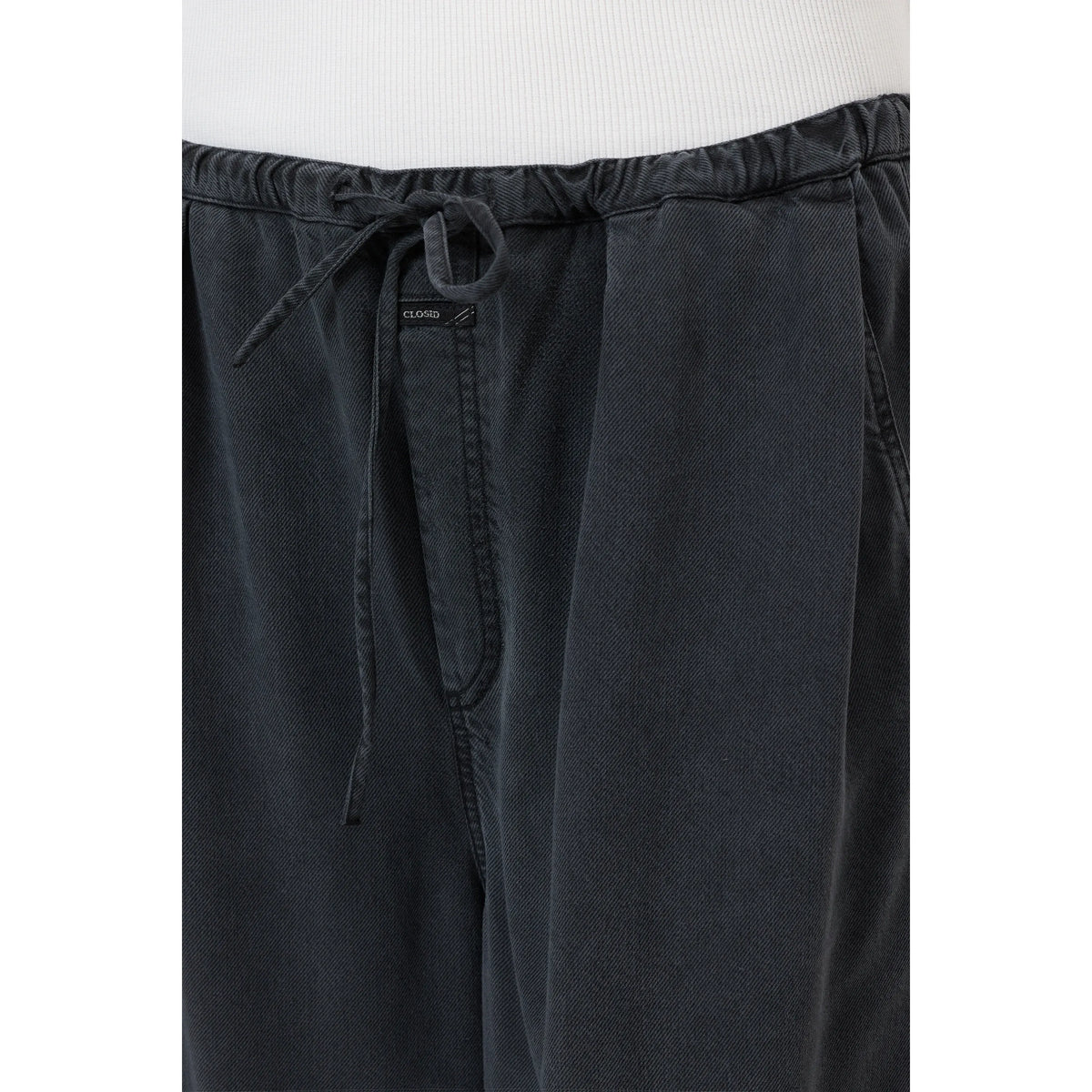 Women's Wynston Wide Jeans in black by Closed, featuring a relaxed fit and classic denim style.